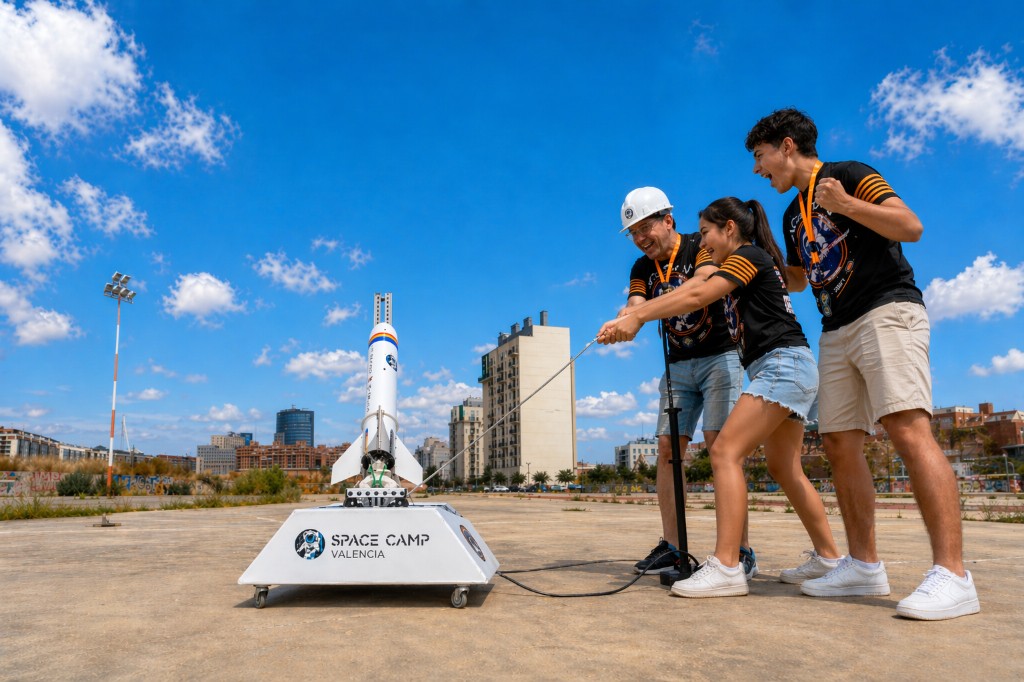 Lanzamiento de un cohete Miurita en Space Camp València con participantes emocionados